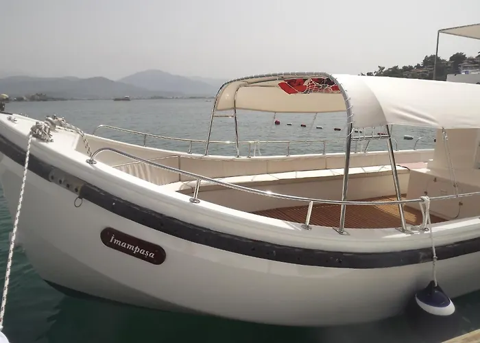 Alesta Yacht Hotel